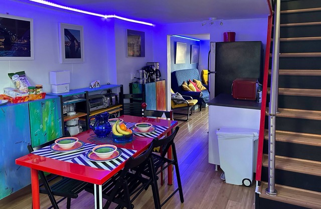 2 Bdrm Artsy Apt in a Historical Bldg, 1.1 mi from Downtown