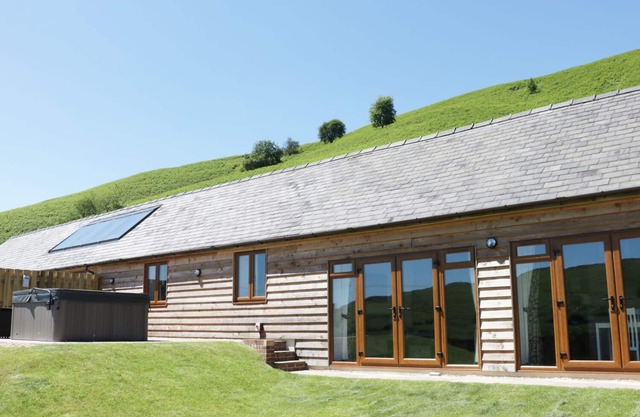 2 BEACON VIEW BARN, pet friendly, with hot tub in Beguildy