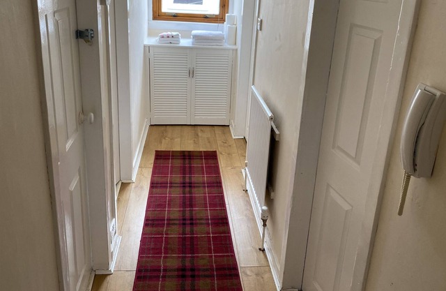 2 Bed, self catering apartment - 5 mins airport, 10 mins city centre