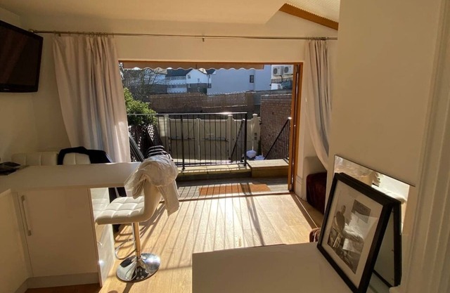 2 Bed - Very Convenient Location - South Terrace