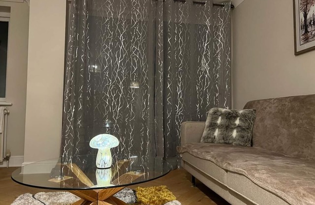 2 bedroom, 1 bath flat in Westbourne Park near Notting Hill, London. Sleeps 5.