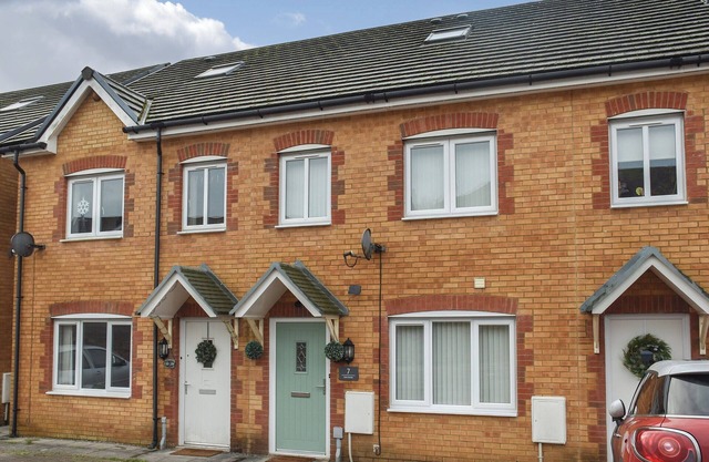 2 bedroom accommodation in Cwmfelinfach