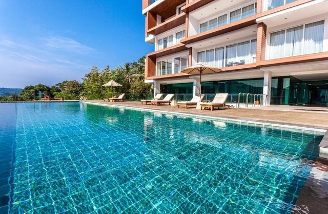 2-bedroom apartment 127м² with a balcony 300m from the sea