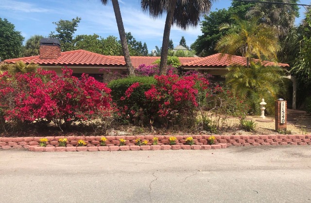 2 Bedroom Apartment - Steps to the Beach