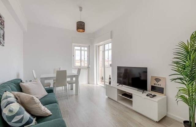 2-bedroom apt w/free parking on premises