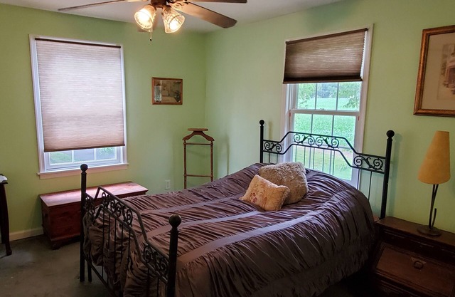 2 Bedroom close to major routes and attractions.