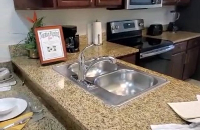 2-bedroom condo in fantastic Orlando with fitness room, AC
