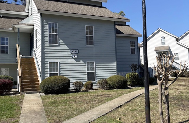2-bedroom condo in lovely Little River with AC, WiFi, 5 minute car ride to ocean