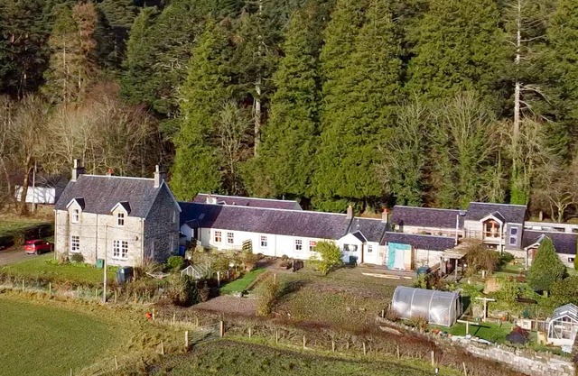 2 bedroom cottage in Carradale village, sleeps 4, close to coast.