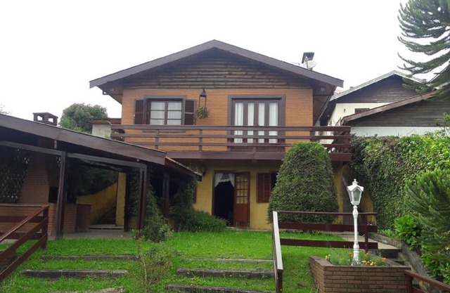 2 bedroom house and 1 suite in a quiet location with beautiful mountain views