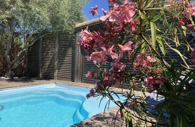 2 bedroom HOUSE with PRIVATE POOL in a quiet area, near the SEA and LA ROCHELLE