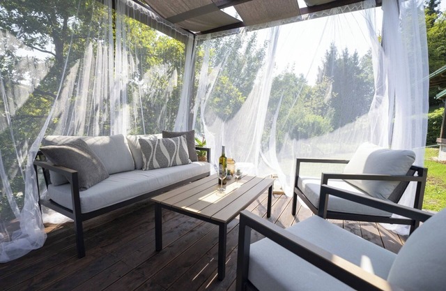 2-bedroom house with Hot Tube, AC, WiFi. Enjoy a cozy stay near river.