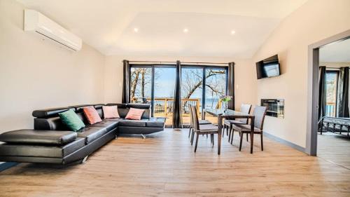 2-bedroom Lake Front Cottage in Harwood ON #2