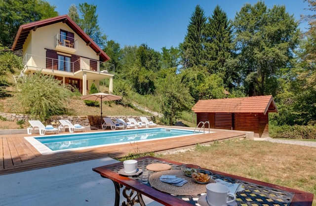 2 bedroom nice home in Koranski Brijeg