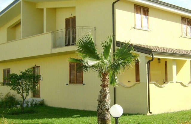 2 Bedroom, sleeps 4-6, Direct access to beach, Private Parking for one car.