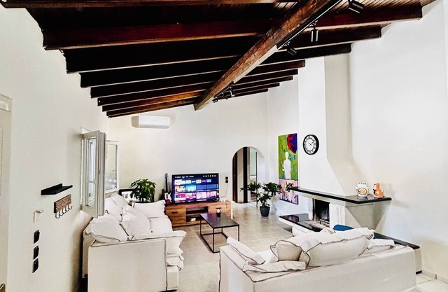 2-bedroom spacious cottage in top location next to best beaches at Corfu with AC