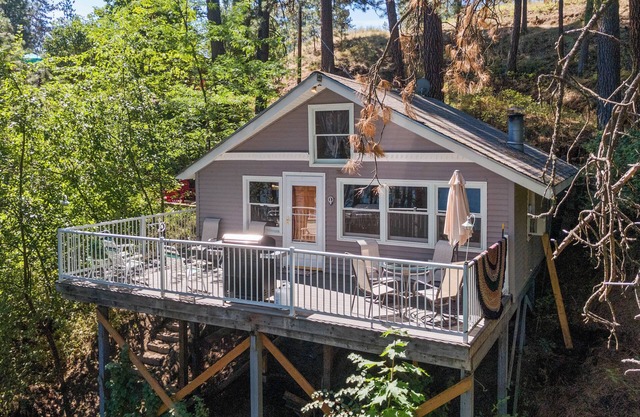 2-Bedroom w/a loft Secluded Cabin on Serene Lake Roosevelt with AC