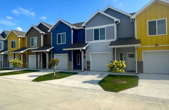 2 Beds + Custom Cabinets | Pet-Friendly