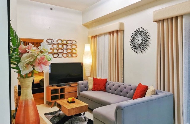 2 Beds Penthouse End Unit, Great Panoramic City View w/FREE Parking