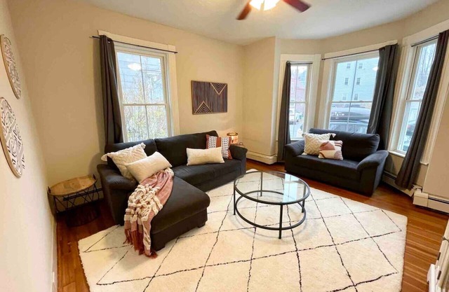 2 BR City Sanctuary - 5 Mins to Historical Salem!