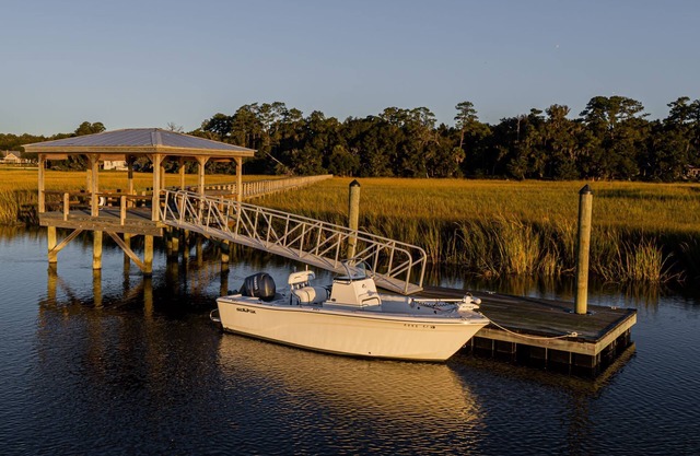 2-BR Fisherman's Quarters w/docks, pool, and firepit on Emma's Driftwood Farm