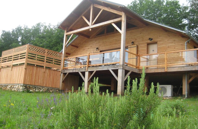 2* chalet with character and swimming pool for 6 to 10 people. min. 3 nights out of season