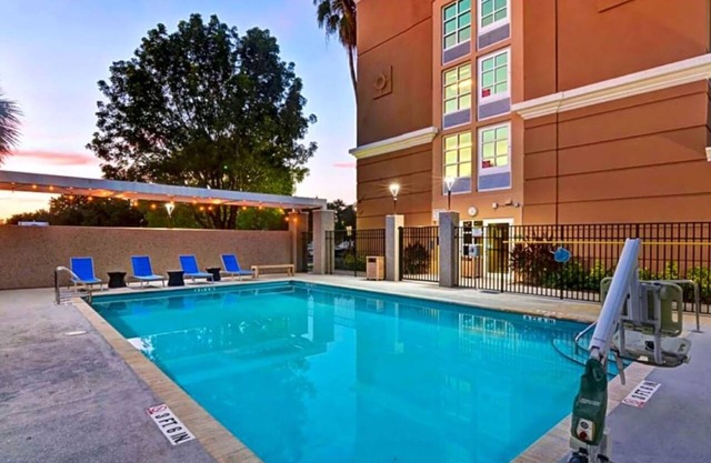 2 Conveniently Located Suites w/Full Kitchen & Comfort Near Entertainment