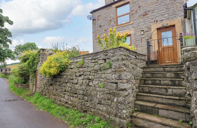 2 HOLME POOL, pet friendly, with open fire in St John's Chapel