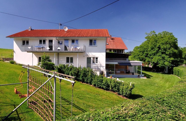 (2) Large idyllic vacation apartment