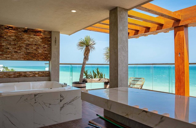 2 Lux beachfront PH, roof & jacuzzi best amenities