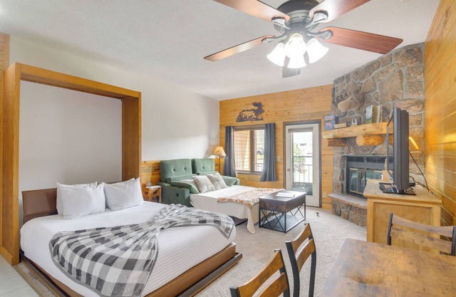 2 Mi to Granby Ranch: Mtn Condo w/Hot Tub!