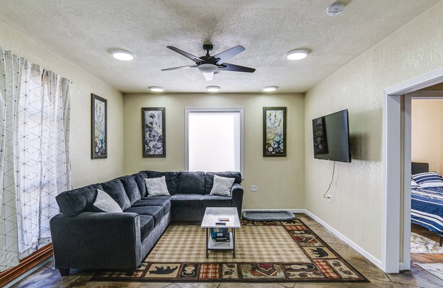 2 Mi to Main St: Newton Guest House
