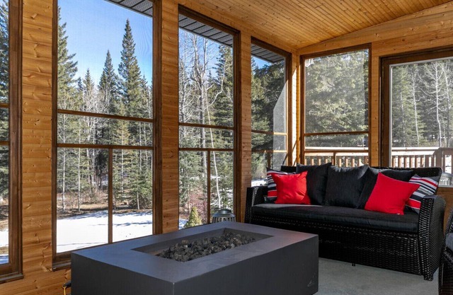 2-Minute DRIVE to Jasper National Park | 5 Bedrooms/4 Bathrooms & 10 Beds!
