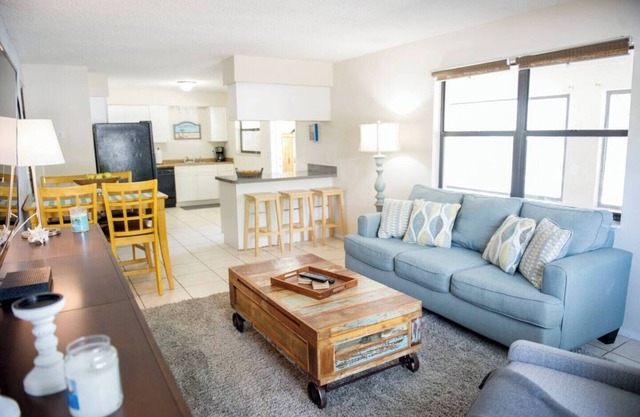 2 minute walk to the beach of IRB, with pool, home sleeps up to 6, dogs welcome!