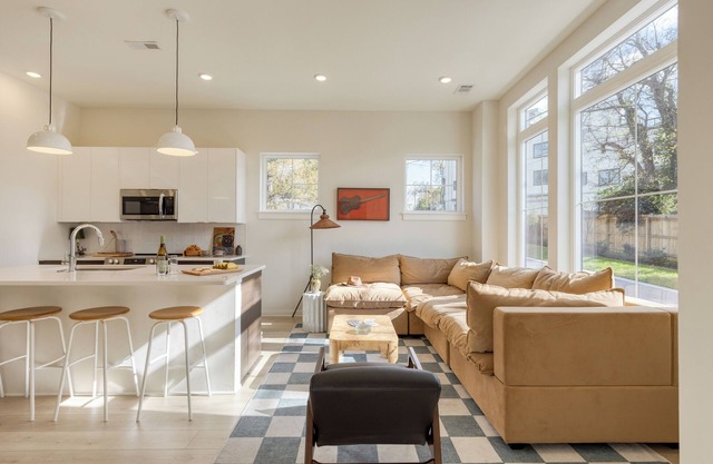 2 New Townhomes w/Balcony, Mins to Broadway, Sleeps 16 | 98 Degrees & The Stage