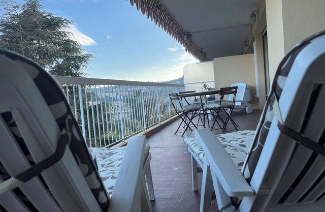 2 Pièces au Calme Dans la Verdure Avec Grande Terrasse et Piscine