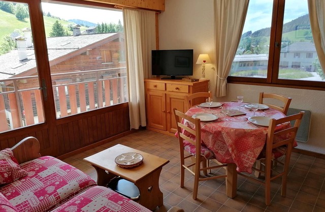 2-room apt for 5 with balcony & parking near slopes in Chinaillon