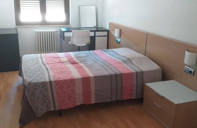 2 Rooms in shared Flat , Central Heatering WIFI , big rooms , with doble bed