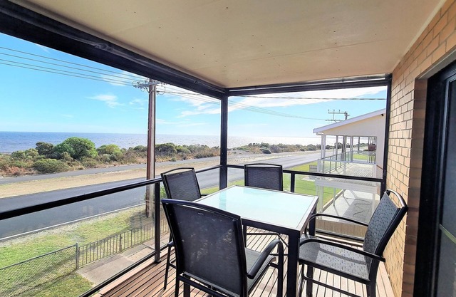 2 Storey Holiday Home With Ocean Views - Beach Access right across the road!