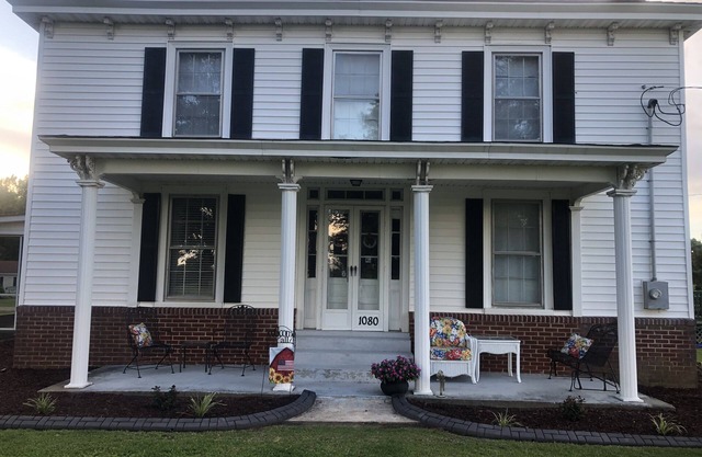 2 story farm house just off 795, sleeps 10+