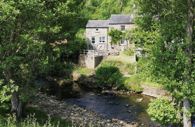 2 WHINSTONE COTTAGE, pet friendly, with open fire in Grosmont