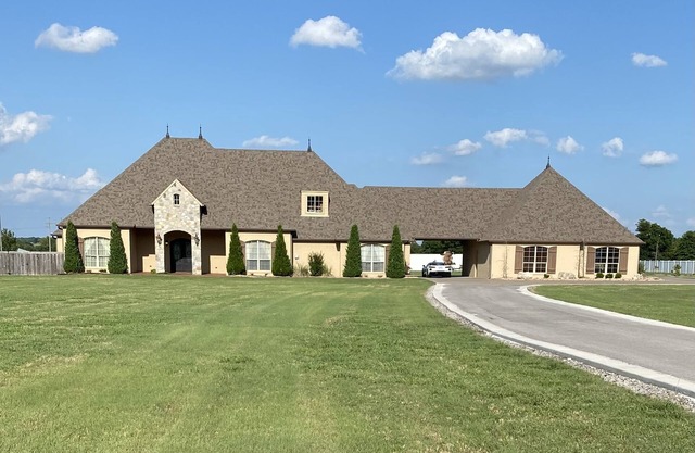 20 mins to downtown Tulsa. Beautiful, luxury home on 10 acres,