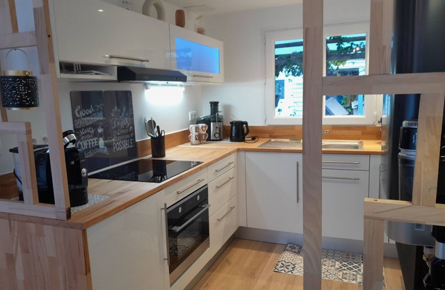 20 minutes from Disney! Tiny House at the bottom of the garden, ideal for families.