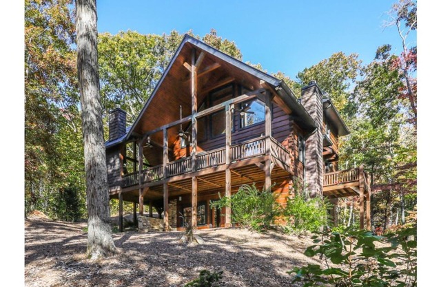 2000 sf luxury Cabin on Four Acres with Two Streams and Pond - Pet Friendly