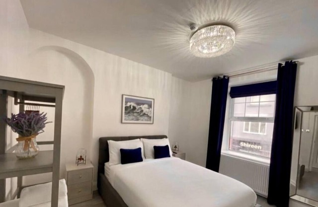 200m to Ocean, High Spec Town Centre Entire Flat, 3 Bedrooms, TVs All Rooms