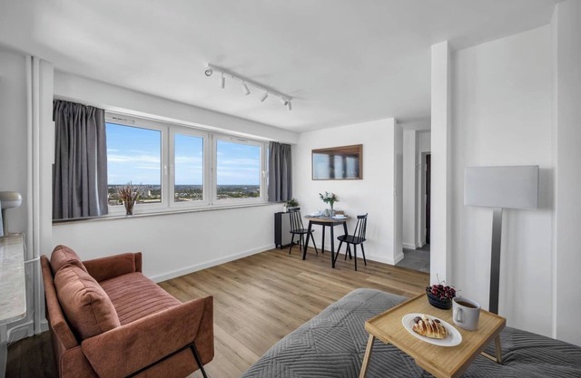 21st Floor Centrum Studio - Balcony, City View, AC - by Rentujemy