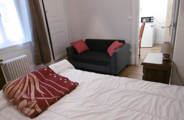 24M2 F1 APARTMENT on independent ground floor in quiet street