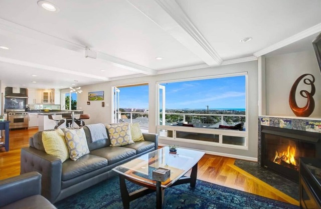 25% Off Aug 25-31! Amazing Ocean Views, W/Hot Tub