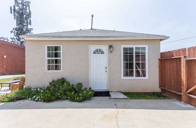 2BD~1BA Home w/Parking and 1/2Acre Yard Space -20 min to Disney& Knott's