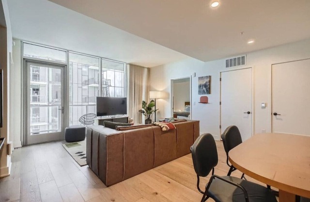 2BD Condo-Rainey St-Best views-RT Pool